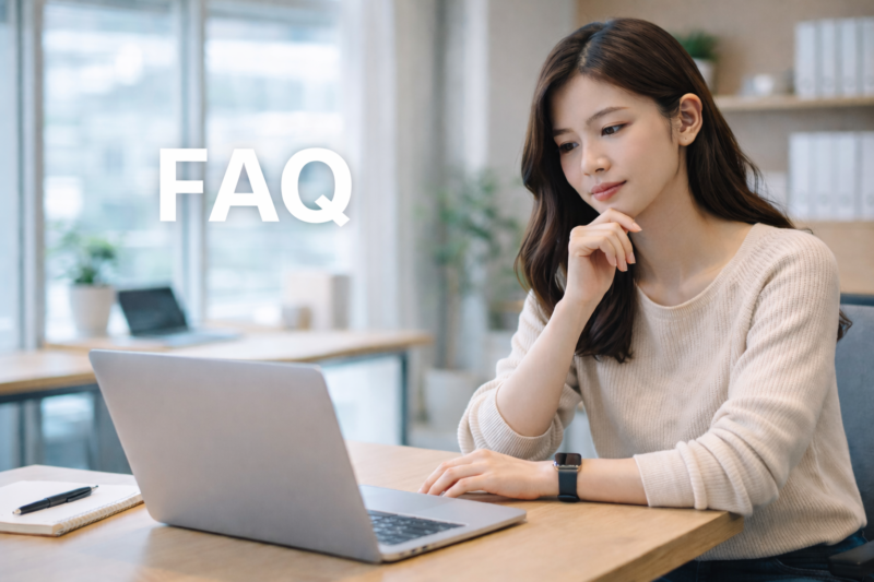 ノートパソコンの前で落ち着いて考えている日本人の若い女性エンジニア